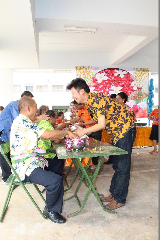 ภาพถ่าย ใช้ปุ่มลูกศร ซ้าย หรือ ขวา เลื่อนภาพถ่าย หรือปุ่มสามเหลี่ยมฉายภาพอัตโนมัติ  ถ้าต้องการบันทึกภาพ ใช้เมาส์คลิกขวาเลือกหัวข้อ  เป็นรูปภาพเป็น.. หรือ save as.. แสดงเต็มจอภาพ กุดปุ่ม F11 