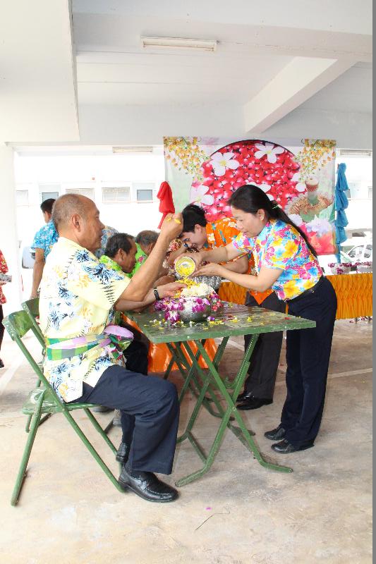 ภาพถ่าย ใช้ปุ่มลูกศร ซ้าย หรือ ขวา เลื่อนภาพถ่าย หรือปุ่มสามเหลี่ยมฉายภาพอัตโนมัติ  ถ้าต้องการบันทึกภาพ ใช้เมาส์คลิกขวาเลือกหัวข้อ  เป็นรูปภาพเป็น.. หรือ save as.. แสดงเต็มจอภาพ กุดปุ่ม F11 