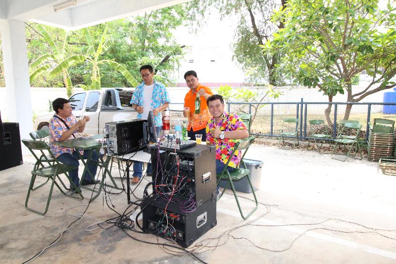 ภาพถ่าย ใช้ปุ่มลูกศร ซ้าย หรือ ขวา เลื่อนภาพถ่าย หรือปุ่มสามเหลี่ยมฉายภาพอัตโนมัติ  ถ้าต้องการบันทึกภาพ ใช้เมาส์คลิกขวาเลือกหัวข้อ  เป็นรูปภาพเป็น.. หรือ save as.. แสดงเต็มจอภาพ กุดปุ่ม F11 