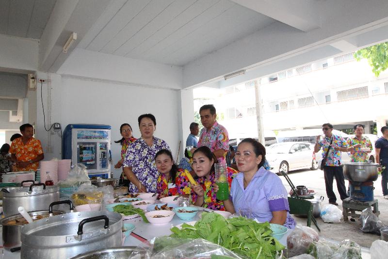 ภาพถ่าย ใช้ปุ่มลูกศร ซ้าย หรือ ขวา เลื่อนภาพถ่าย หรือปุ่มสามเหลี่ยมฉายภาพอัตโนมัติ  ถ้าต้องการบันทึกภาพ ใช้เมาส์คลิกขวาเลือกหัวข้อ  เป็นรูปภาพเป็น.. หรือ save as.. แสดงเต็มจอภาพ กุดปุ่ม F11 