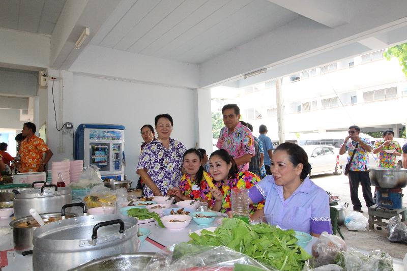 ภาพถ่าย ใช้ปุ่มลูกศร ซ้าย หรือ ขวา เลื่อนภาพถ่าย หรือปุ่มสามเหลี่ยมฉายภาพอัตโนมัติ  ถ้าต้องการบันทึกภาพ ใช้เมาส์คลิกขวาเลือกหัวข้อ  เป็นรูปภาพเป็น.. หรือ save as.. แสดงเต็มจอภาพ กุดปุ่ม F11 