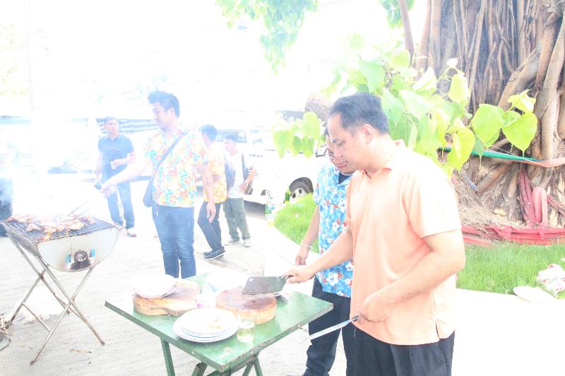 ภาพถ่าย ใช้ปุ่มลูกศร ซ้าย หรือ ขวา เลื่อนภาพถ่าย หรือปุ่มสามเหลี่ยมฉายภาพอัตโนมัติ  ถ้าต้องการบันทึกภาพ ใช้เมาส์คลิกขวาเลือกหัวข้อ  เป็นรูปภาพเป็น.. หรือ save as.. แสดงเต็มจอภาพ กุดปุ่ม F11 