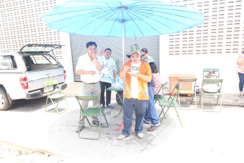 ภาพถ่าย ใช้ปุ่มลูกศร ซ้าย หรือ ขวา เลื่อนภาพถ่าย หรือปุ่มสามเหลี่ยมฉายภาพอัตโนมัติ  ถ้าต้องการบันทึกภาพ ใช้เมาส์คลิกขวาเลือกหัวข้อ  เป็นรูปภาพเป็น.. หรือ save as.. แสดงเต็มจอภาพ กุดปุ่ม F11 