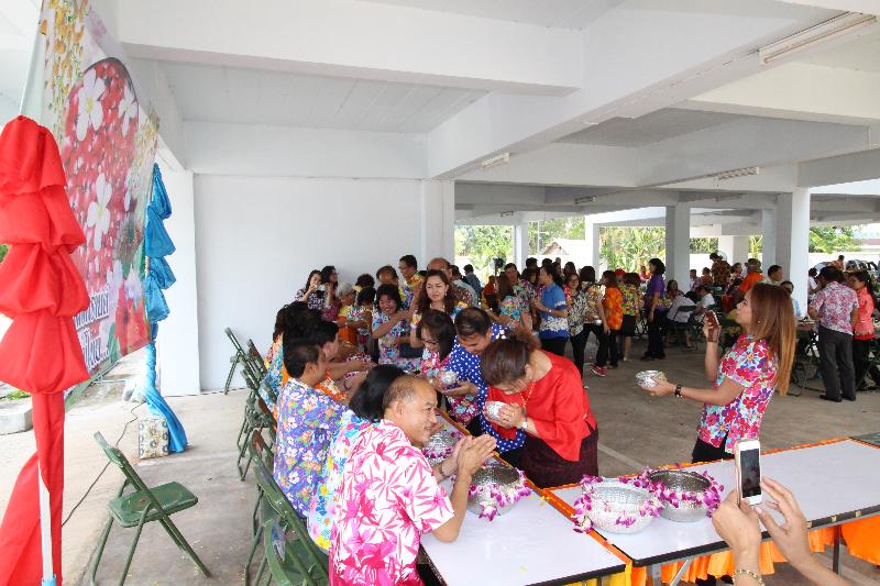 ภาพถ่าย ใช้ปุ่มลูกศร ซ้าย หรือ ขวา เลื่อนภาพถ่าย หรือปุ่มสามเหลี่ยมฉายภาพอัตโนมัติ  ถ้าต้องการบันทึกภาพ ใช้เมาส์คลิกขวาเลือกหัวข้อ  เป็นรูปภาพเป็น.. หรือ save as.. แสดงเต็มจอภาพ กุดปุ่ม F11 