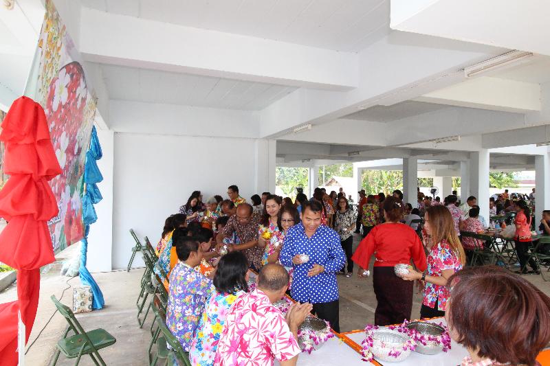 ภาพถ่าย ใช้ปุ่มลูกศร ซ้าย หรือ ขวา เลื่อนภาพถ่าย หรือปุ่มสามเหลี่ยมฉายภาพอัตโนมัติ  ถ้าต้องการบันทึกภาพ ใช้เมาส์คลิกขวาเลือกหัวข้อ  เป็นรูปภาพเป็น.. หรือ save as.. แสดงเต็มจอภาพ กุดปุ่ม F11 