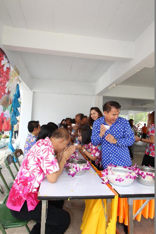 ภาพถ่าย ใช้ปุ่มลูกศร ซ้าย หรือ ขวา เลื่อนภาพถ่าย หรือปุ่มสามเหลี่ยมฉายภาพอัตโนมัติ  ถ้าต้องการบันทึกภาพ ใช้เมาส์คลิกขวาเลือกหัวข้อ  เป็นรูปภาพเป็น.. หรือ save as.. แสดงเต็มจอภาพ กุดปุ่ม F11 