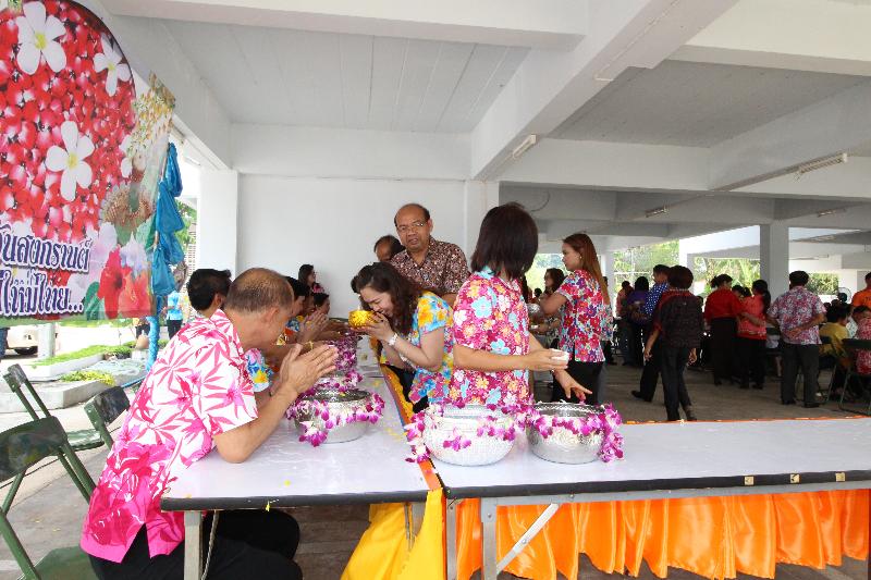 ภาพถ่าย ใช้ปุ่มลูกศร ซ้าย หรือ ขวา เลื่อนภาพถ่าย หรือปุ่มสามเหลี่ยมฉายภาพอัตโนมัติ  ถ้าต้องการบันทึกภาพ ใช้เมาส์คลิกขวาเลือกหัวข้อ  เป็นรูปภาพเป็น.. หรือ save as.. แสดงเต็มจอภาพ กุดปุ่ม F11 