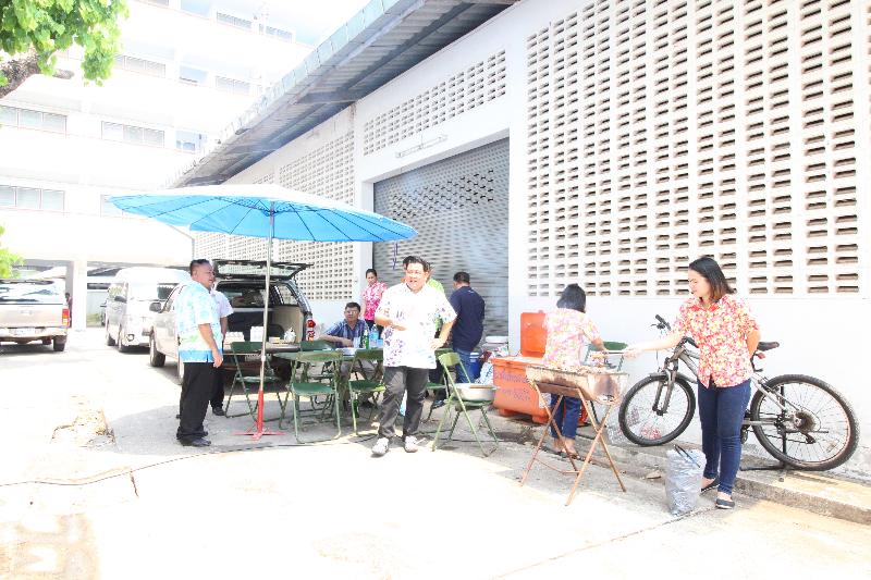 ภาพถ่าย ใช้ปุ่มลูกศร ซ้าย หรือ ขวา เลื่อนภาพถ่าย หรือปุ่มสามเหลี่ยมฉายภาพอัตโนมัติ  ถ้าต้องการบันทึกภาพ ใช้เมาส์คลิกขวาเลือกหัวข้อ  เป็นรูปภาพเป็น.. หรือ save as.. แสดงเต็มจอภาพ กุดปุ่ม F11 