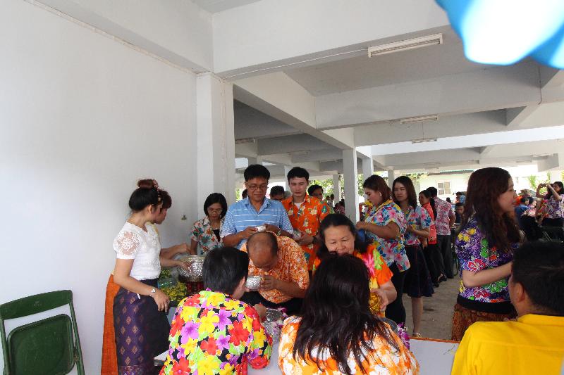 ภาพถ่าย ใช้ปุ่มลูกศร ซ้าย หรือ ขวา เลื่อนภาพถ่าย หรือปุ่มสามเหลี่ยมฉายภาพอัตโนมัติ  ถ้าต้องการบันทึกภาพ ใช้เมาส์คลิกขวาเลือกหัวข้อ  เป็นรูปภาพเป็น.. หรือ save as.. แสดงเต็มจอภาพ กุดปุ่ม F11 