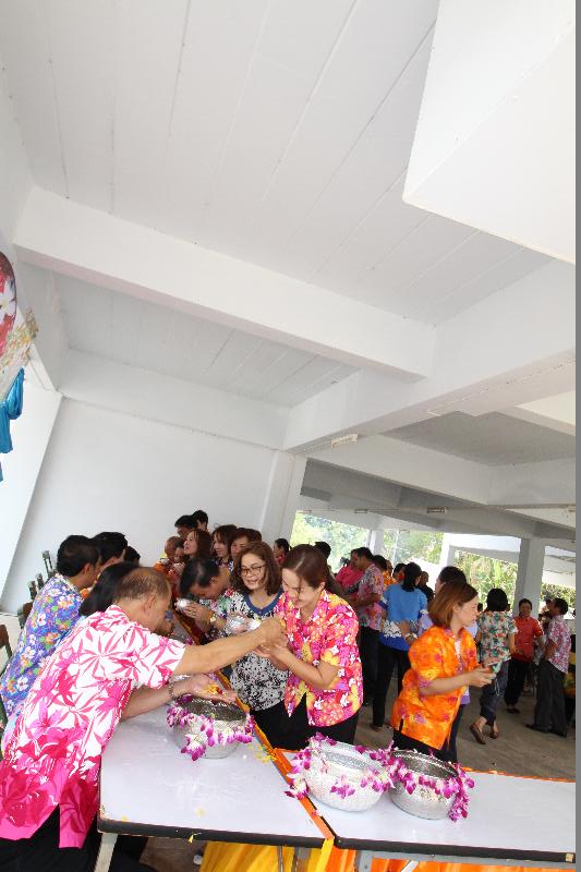 ภาพถ่าย ใช้ปุ่มลูกศร ซ้าย หรือ ขวา เลื่อนภาพถ่าย หรือปุ่มสามเหลี่ยมฉายภาพอัตโนมัติ  ถ้าต้องการบันทึกภาพ ใช้เมาส์คลิกขวาเลือกหัวข้อ  เป็นรูปภาพเป็น.. หรือ save as.. แสดงเต็มจอภาพ กุดปุ่ม F11 