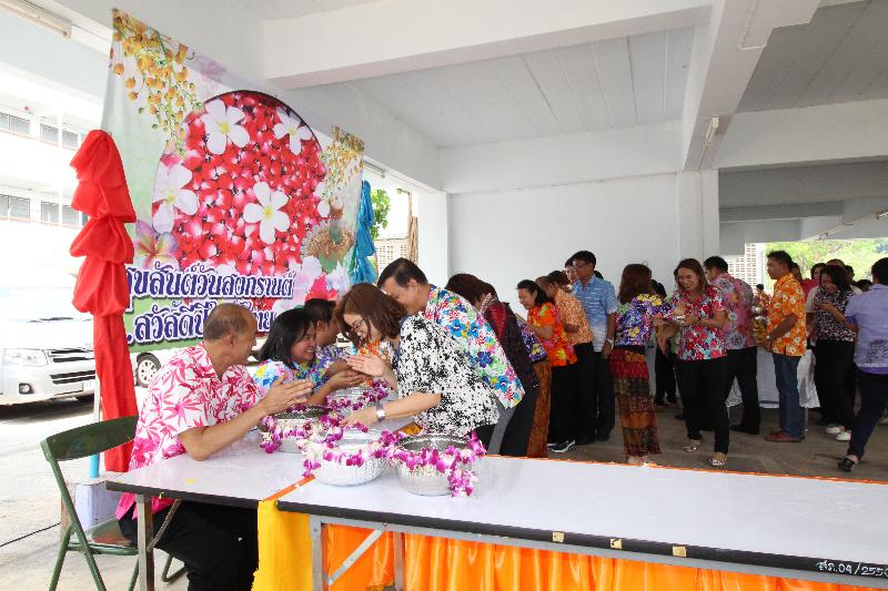 ภาพถ่าย ใช้ปุ่มลูกศร ซ้าย หรือ ขวา เลื่อนภาพถ่าย หรือปุ่มสามเหลี่ยมฉายภาพอัตโนมัติ  ถ้าต้องการบันทึกภาพ ใช้เมาส์คลิกขวาเลือกหัวข้อ  เป็นรูปภาพเป็น.. หรือ save as.. แสดงเต็มจอภาพ กุดปุ่ม F11 