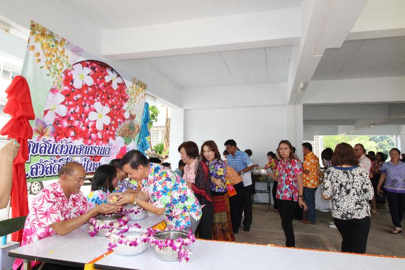 ภาพถ่าย ใช้ปุ่มลูกศร ซ้าย หรือ ขวา เลื่อนภาพถ่าย หรือปุ่มสามเหลี่ยมฉายภาพอัตโนมัติ  ถ้าต้องการบันทึกภาพ ใช้เมาส์คลิกขวาเลือกหัวข้อ  เป็นรูปภาพเป็น.. หรือ save as.. แสดงเต็มจอภาพ กุดปุ่ม F11 