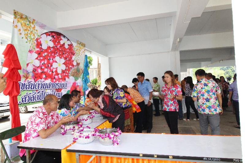 ภาพถ่าย ใช้ปุ่มลูกศร ซ้าย หรือ ขวา เลื่อนภาพถ่าย หรือปุ่มสามเหลี่ยมฉายภาพอัตโนมัติ  ถ้าต้องการบันทึกภาพ ใช้เมาส์คลิกขวาเลือกหัวข้อ  เป็นรูปภาพเป็น.. หรือ save as.. แสดงเต็มจอภาพ กุดปุ่ม F11 