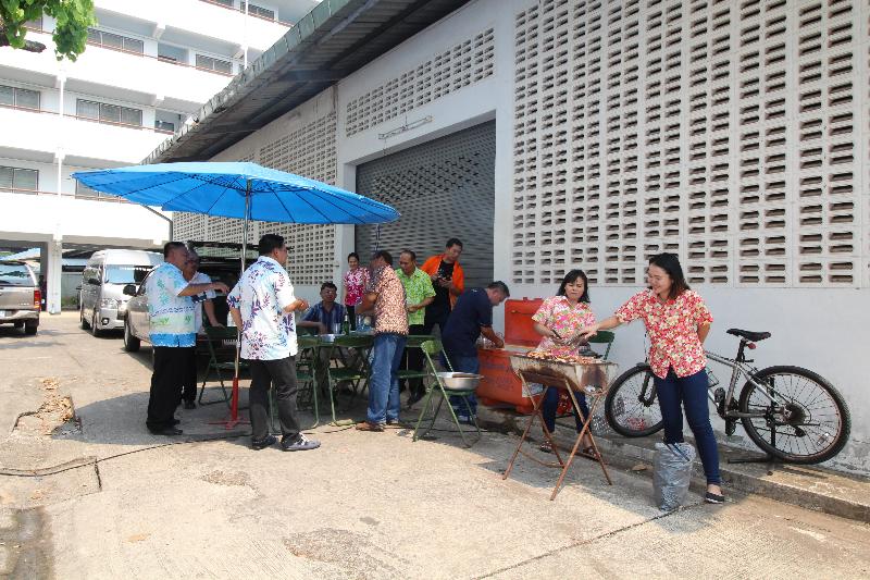 ภาพถ่าย ใช้ปุ่มลูกศร ซ้าย หรือ ขวา เลื่อนภาพถ่าย หรือปุ่มสามเหลี่ยมฉายภาพอัตโนมัติ  ถ้าต้องการบันทึกภาพ ใช้เมาส์คลิกขวาเลือกหัวข้อ  เป็นรูปภาพเป็น.. หรือ save as.. แสดงเต็มจอภาพ กุดปุ่ม F11 