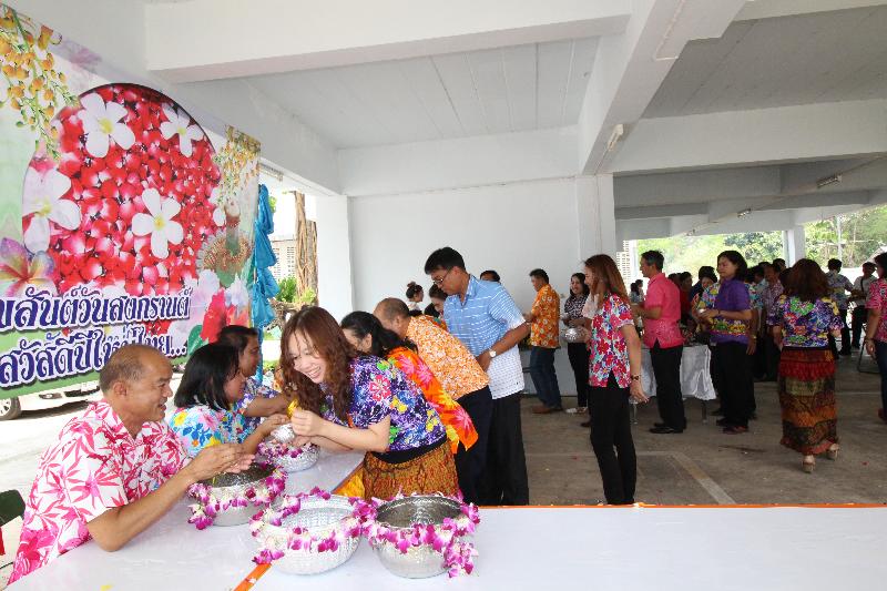 ภาพถ่าย ใช้ปุ่มลูกศร ซ้าย หรือ ขวา เลื่อนภาพถ่าย หรือปุ่มสามเหลี่ยมฉายภาพอัตโนมัติ  ถ้าต้องการบันทึกภาพ ใช้เมาส์คลิกขวาเลือกหัวข้อ  เป็นรูปภาพเป็น.. หรือ save as.. แสดงเต็มจอภาพ กุดปุ่ม F11 