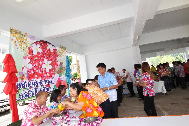 ภาพถ่าย ใช้ปุ่มลูกศร ซ้าย หรือ ขวา เลื่อนภาพถ่าย หรือปุ่มสามเหลี่ยมฉายภาพอัตโนมัติ  ถ้าต้องการบันทึกภาพ ใช้เมาส์คลิกขวาเลือกหัวข้อ  เป็นรูปภาพเป็น.. หรือ save as.. แสดงเต็มจอภาพ กุดปุ่ม F11 