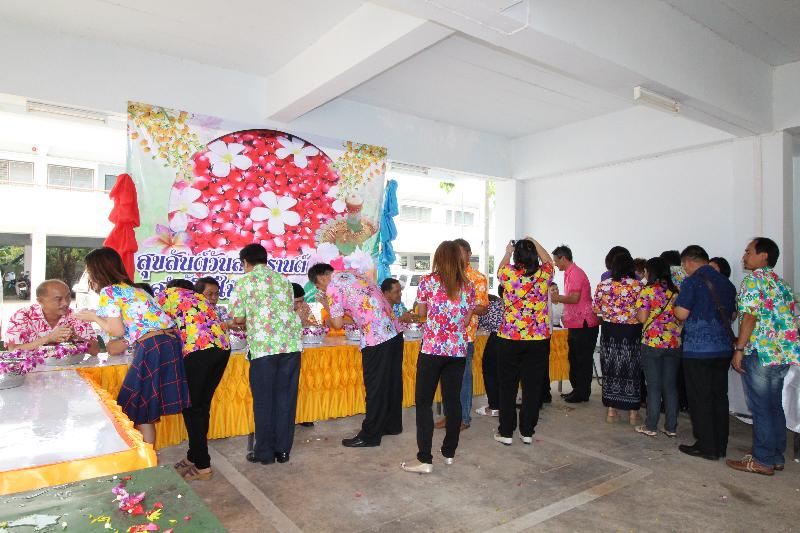 ภาพถ่าย ใช้ปุ่มลูกศร ซ้าย หรือ ขวา เลื่อนภาพถ่าย หรือปุ่มสามเหลี่ยมฉายภาพอัตโนมัติ  ถ้าต้องการบันทึกภาพ ใช้เมาส์คลิกขวาเลือกหัวข้อ  เป็นรูปภาพเป็น.. หรือ save as.. แสดงเต็มจอภาพ กุดปุ่ม F11 