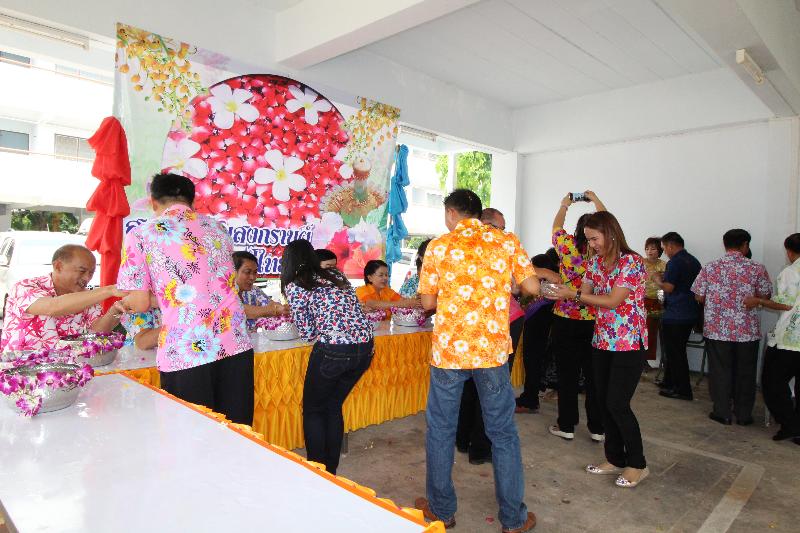 ภาพถ่าย ใช้ปุ่มลูกศร ซ้าย หรือ ขวา เลื่อนภาพถ่าย หรือปุ่มสามเหลี่ยมฉายภาพอัตโนมัติ  ถ้าต้องการบันทึกภาพ ใช้เมาส์คลิกขวาเลือกหัวข้อ  เป็นรูปภาพเป็น.. หรือ save as.. แสดงเต็มจอภาพ กุดปุ่ม F11 