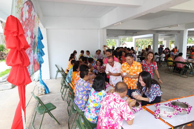 ภาพถ่าย ใช้ปุ่มลูกศร ซ้าย หรือ ขวา เลื่อนภาพถ่าย หรือปุ่มสามเหลี่ยมฉายภาพอัตโนมัติ  ถ้าต้องการบันทึกภาพ ใช้เมาส์คลิกขวาเลือกหัวข้อ  เป็นรูปภาพเป็น.. หรือ save as.. แสดงเต็มจอภาพ กุดปุ่ม F11 