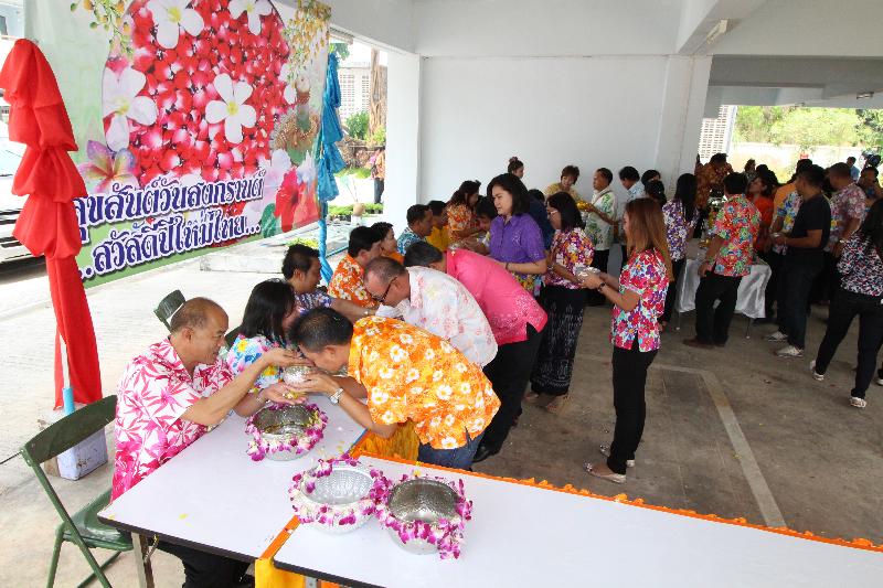 ภาพถ่าย ใช้ปุ่มลูกศร ซ้าย หรือ ขวา เลื่อนภาพถ่าย หรือปุ่มสามเหลี่ยมฉายภาพอัตโนมัติ  ถ้าต้องการบันทึกภาพ ใช้เมาส์คลิกขวาเลือกหัวข้อ  เป็นรูปภาพเป็น.. หรือ save as.. แสดงเต็มจอภาพ กุดปุ่ม F11 