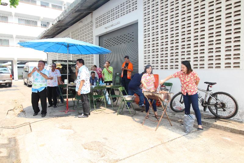 ภาพถ่าย ใช้ปุ่มลูกศร ซ้าย หรือ ขวา เลื่อนภาพถ่าย หรือปุ่มสามเหลี่ยมฉายภาพอัตโนมัติ  ถ้าต้องการบันทึกภาพ ใช้เมาส์คลิกขวาเลือกหัวข้อ  เป็นรูปภาพเป็น.. หรือ save as.. แสดงเต็มจอภาพ กุดปุ่ม F11 