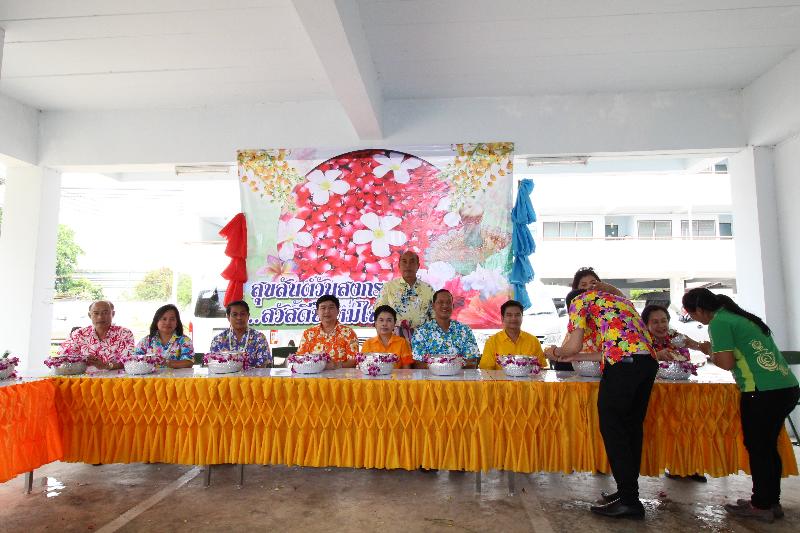 ภาพถ่าย ใช้ปุ่มลูกศร ซ้าย หรือ ขวา เลื่อนภาพถ่าย หรือปุ่มสามเหลี่ยมฉายภาพอัตโนมัติ  ถ้าต้องการบันทึกภาพ ใช้เมาส์คลิกขวาเลือกหัวข้อ  เป็นรูปภาพเป็น.. หรือ save as.. แสดงเต็มจอภาพ กุดปุ่ม F11 