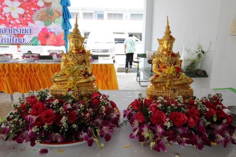 ภาพถ่าย ใช้ปุ่มลูกศร ซ้าย หรือ ขวา เลื่อนภาพถ่าย หรือปุ่มสามเหลี่ยมฉายภาพอัตโนมัติ  ถ้าต้องการบันทึกภาพ ใช้เมาส์คลิกขวาเลือกหัวข้อ  เป็นรูปภาพเป็น.. หรือ save as.. แสดงเต็มจอภาพ กุดปุ่ม F11 