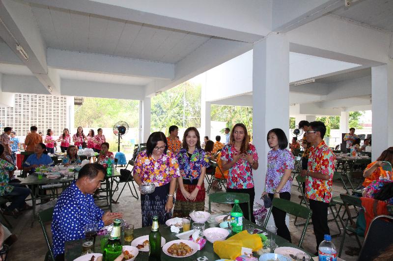 ภาพถ่าย ใช้ปุ่มลูกศร ซ้าย หรือ ขวา เลื่อนภาพถ่าย หรือปุ่มสามเหลี่ยมฉายภาพอัตโนมัติ  ถ้าต้องการบันทึกภาพ ใช้เมาส์คลิกขวาเลือกหัวข้อ  เป็นรูปภาพเป็น.. หรือ save as.. แสดงเต็มจอภาพ กุดปุ่ม F11 