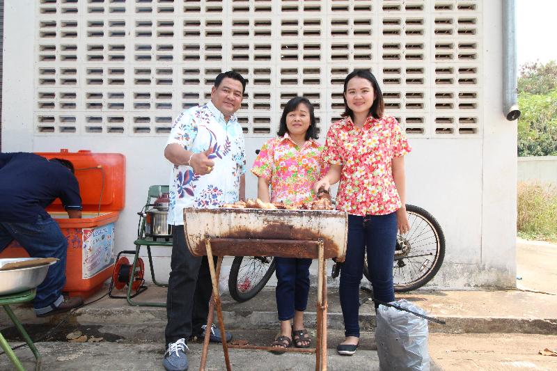 ภาพถ่าย ใช้ปุ่มลูกศร ซ้าย หรือ ขวา เลื่อนภาพถ่าย หรือปุ่มสามเหลี่ยมฉายภาพอัตโนมัติ  ถ้าต้องการบันทึกภาพ ใช้เมาส์คลิกขวาเลือกหัวข้อ  เป็นรูปภาพเป็น.. หรือ save as.. แสดงเต็มจอภาพ กุดปุ่ม F11 