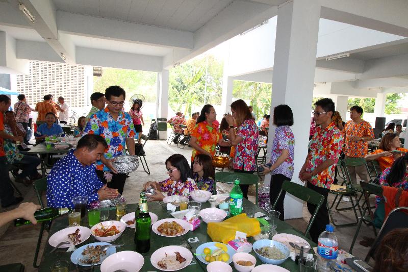 ภาพถ่าย ใช้ปุ่มลูกศร ซ้าย หรือ ขวา เลื่อนภาพถ่าย หรือปุ่มสามเหลี่ยมฉายภาพอัตโนมัติ  ถ้าต้องการบันทึกภาพ ใช้เมาส์คลิกขวาเลือกหัวข้อ  เป็นรูปภาพเป็น.. หรือ save as.. แสดงเต็มจอภาพ กุดปุ่ม F11 