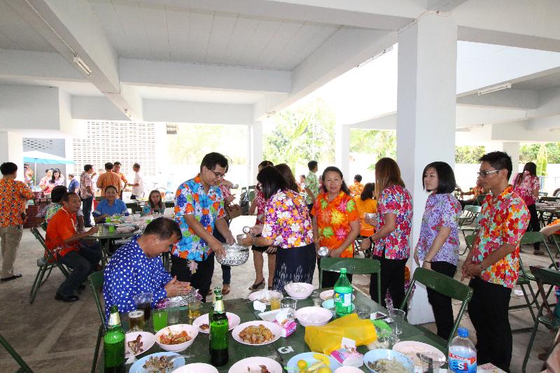 ภาพถ่าย ใช้ปุ่มลูกศร ซ้าย หรือ ขวา เลื่อนภาพถ่าย หรือปุ่มสามเหลี่ยมฉายภาพอัตโนมัติ  ถ้าต้องการบันทึกภาพ ใช้เมาส์คลิกขวาเลือกหัวข้อ  เป็นรูปภาพเป็น.. หรือ save as.. แสดงเต็มจอภาพ กุดปุ่ม F11 