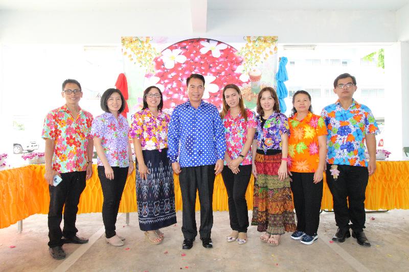 ภาพถ่าย ใช้ปุ่มลูกศร ซ้าย หรือ ขวา เลื่อนภาพถ่าย หรือปุ่มสามเหลี่ยมฉายภาพอัตโนมัติ  ถ้าต้องการบันทึกภาพ ใช้เมาส์คลิกขวาเลือกหัวข้อ  เป็นรูปภาพเป็น.. หรือ save as.. แสดงเต็มจอภาพ กุดปุ่ม F11 