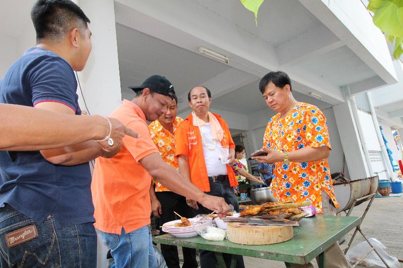 ภาพถ่าย ใช้ปุ่มลูกศร ซ้าย หรือ ขวา เลื่อนภาพถ่าย หรือปุ่มสามเหลี่ยมฉายภาพอัตโนมัติ  ถ้าต้องการบันทึกภาพ ใช้เมาส์คลิกขวาเลือกหัวข้อ  เป็นรูปภาพเป็น.. หรือ save as.. แสดงเต็มจอภาพ กุดปุ่ม F11 