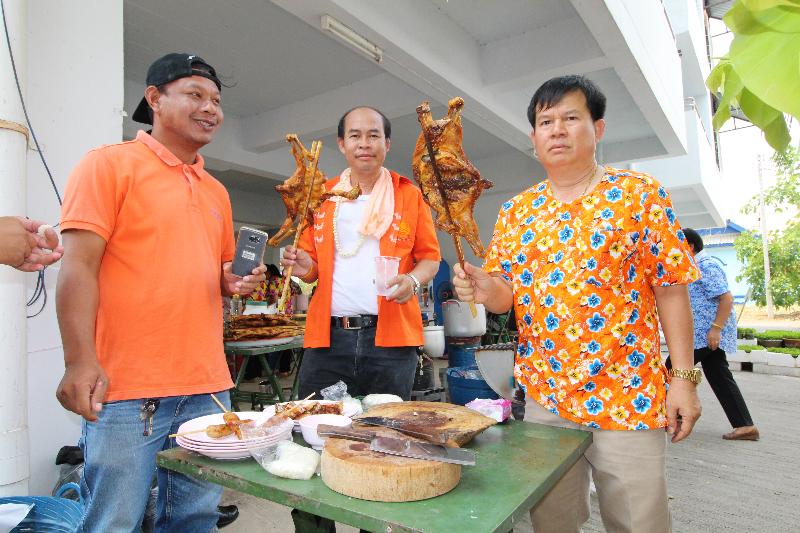 ภาพถ่าย ใช้ปุ่มลูกศร ซ้าย หรือ ขวา เลื่อนภาพถ่าย หรือปุ่มสามเหลี่ยมฉายภาพอัตโนมัติ  ถ้าต้องการบันทึกภาพ ใช้เมาส์คลิกขวาเลือกหัวข้อ  เป็นรูปภาพเป็น.. หรือ save as.. แสดงเต็มจอภาพ กุดปุ่ม F11 