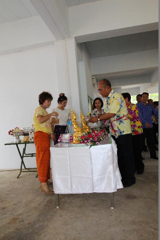 ภาพถ่าย ใช้ปุ่มลูกศร ซ้าย หรือ ขวา เลื่อนภาพถ่าย หรือปุ่มสามเหลี่ยมฉายภาพอัตโนมัติ  ถ้าต้องการบันทึกภาพ ใช้เมาส์คลิกขวาเลือกหัวข้อ  เป็นรูปภาพเป็น.. หรือ save as.. แสดงเต็มจอภาพ กุดปุ่ม F11 