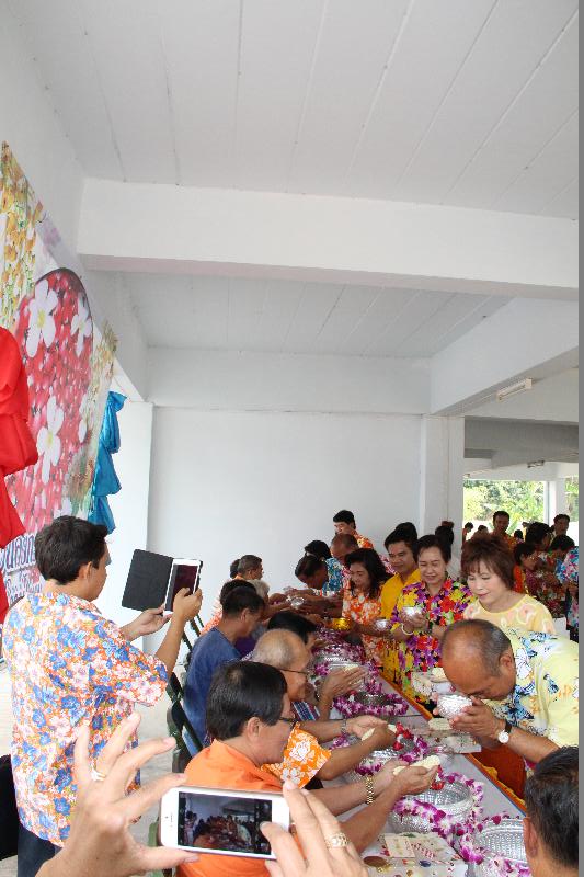 ภาพถ่าย ใช้ปุ่มลูกศร ซ้าย หรือ ขวา เลื่อนภาพถ่าย หรือปุ่มสามเหลี่ยมฉายภาพอัตโนมัติ  ถ้าต้องการบันทึกภาพ ใช้เมาส์คลิกขวาเลือกหัวข้อ  เป็นรูปภาพเป็น.. หรือ save as.. แสดงเต็มจอภาพ กุดปุ่ม F11 