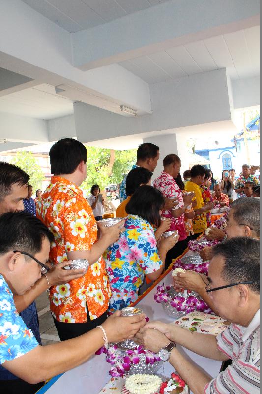 ภาพถ่าย ใช้ปุ่มลูกศร ซ้าย หรือ ขวา เลื่อนภาพถ่าย หรือปุ่มสามเหลี่ยมฉายภาพอัตโนมัติ  ถ้าต้องการบันทึกภาพ ใช้เมาส์คลิกขวาเลือกหัวข้อ  เป็นรูปภาพเป็น.. หรือ save as.. แสดงเต็มจอภาพ กุดปุ่ม F11 