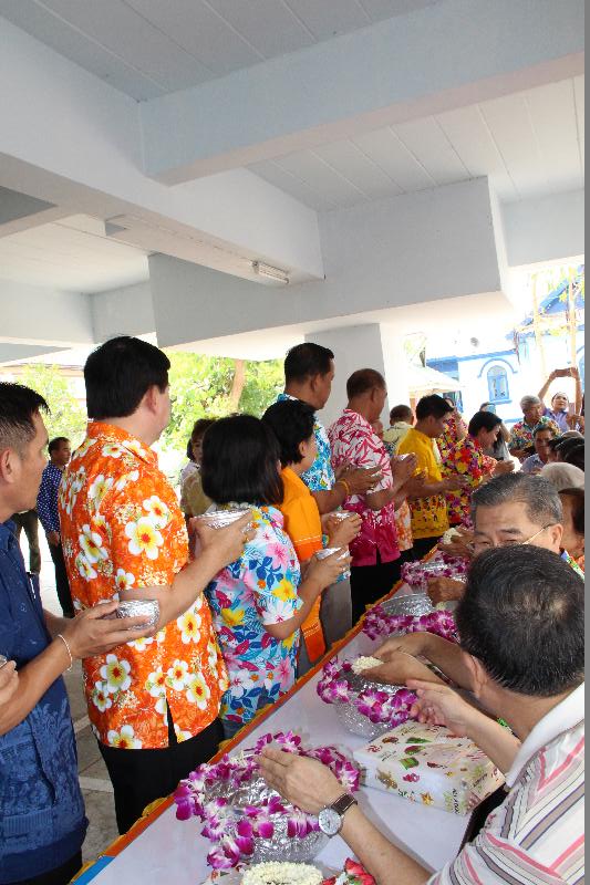 ภาพถ่าย ใช้ปุ่มลูกศร ซ้าย หรือ ขวา เลื่อนภาพถ่าย หรือปุ่มสามเหลี่ยมฉายภาพอัตโนมัติ  ถ้าต้องการบันทึกภาพ ใช้เมาส์คลิกขวาเลือกหัวข้อ  เป็นรูปภาพเป็น.. หรือ save as.. แสดงเต็มจอภาพ กุดปุ่ม F11 