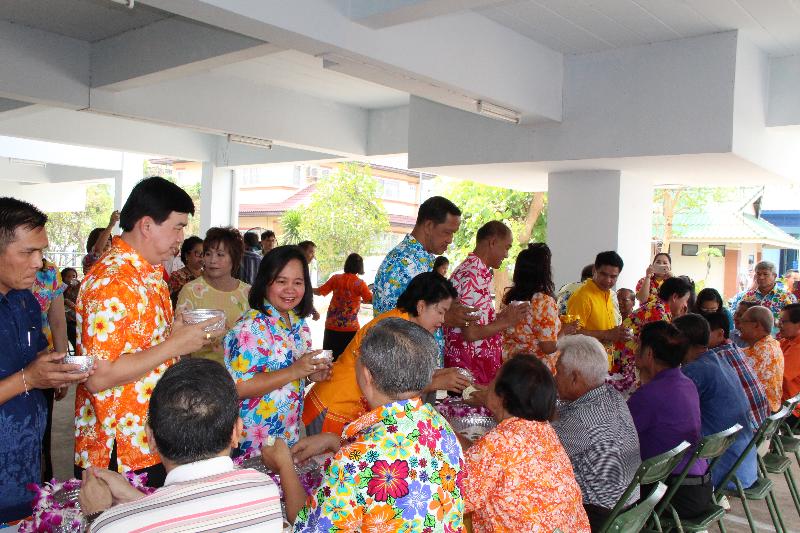 ภาพถ่าย ใช้ปุ่มลูกศร ซ้าย หรือ ขวา เลื่อนภาพถ่าย หรือปุ่มสามเหลี่ยมฉายภาพอัตโนมัติ  ถ้าต้องการบันทึกภาพ ใช้เมาส์คลิกขวาเลือกหัวข้อ  เป็นรูปภาพเป็น.. หรือ save as.. แสดงเต็มจอภาพ กุดปุ่ม F11 