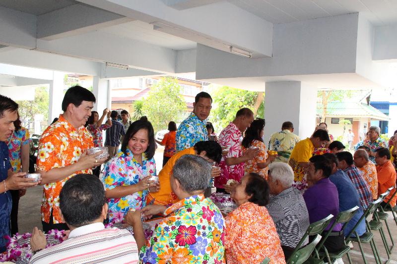 ภาพถ่าย ใช้ปุ่มลูกศร ซ้าย หรือ ขวา เลื่อนภาพถ่าย หรือปุ่มสามเหลี่ยมฉายภาพอัตโนมัติ  ถ้าต้องการบันทึกภาพ ใช้เมาส์คลิกขวาเลือกหัวข้อ  เป็นรูปภาพเป็น.. หรือ save as.. แสดงเต็มจอภาพ กุดปุ่ม F11 