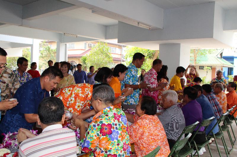 ภาพถ่าย ใช้ปุ่มลูกศร ซ้าย หรือ ขวา เลื่อนภาพถ่าย หรือปุ่มสามเหลี่ยมฉายภาพอัตโนมัติ  ถ้าต้องการบันทึกภาพ ใช้เมาส์คลิกขวาเลือกหัวข้อ  เป็นรูปภาพเป็น.. หรือ save as.. แสดงเต็มจอภาพ กุดปุ่ม F11 