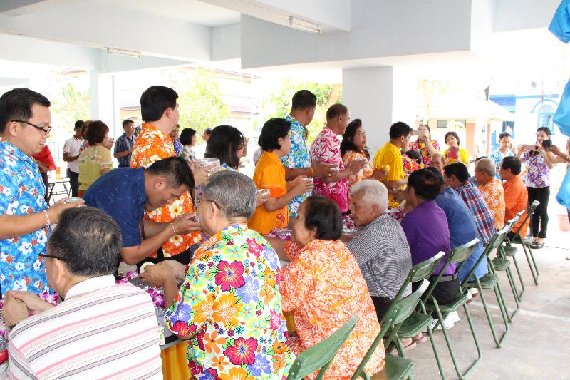 ภาพถ่าย ใช้ปุ่มลูกศร ซ้าย หรือ ขวา เลื่อนภาพถ่าย หรือปุ่มสามเหลี่ยมฉายภาพอัตโนมัติ  ถ้าต้องการบันทึกภาพ ใช้เมาส์คลิกขวาเลือกหัวข้อ  เป็นรูปภาพเป็น.. หรือ save as.. แสดงเต็มจอภาพ กุดปุ่ม F11 