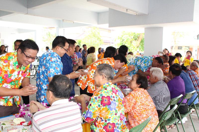 ภาพถ่าย ใช้ปุ่มลูกศร ซ้าย หรือ ขวา เลื่อนภาพถ่าย หรือปุ่มสามเหลี่ยมฉายภาพอัตโนมัติ  ถ้าต้องการบันทึกภาพ ใช้เมาส์คลิกขวาเลือกหัวข้อ  เป็นรูปภาพเป็น.. หรือ save as.. แสดงเต็มจอภาพ กุดปุ่ม F11 