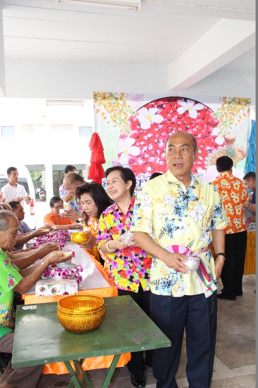 ภาพถ่าย ใช้ปุ่มลูกศร ซ้าย หรือ ขวา เลื่อนภาพถ่าย หรือปุ่มสามเหลี่ยมฉายภาพอัตโนมัติ  ถ้าต้องการบันทึกภาพ ใช้เมาส์คลิกขวาเลือกหัวข้อ  เป็นรูปภาพเป็น.. หรือ save as.. แสดงเต็มจอภาพ กุดปุ่ม F11 