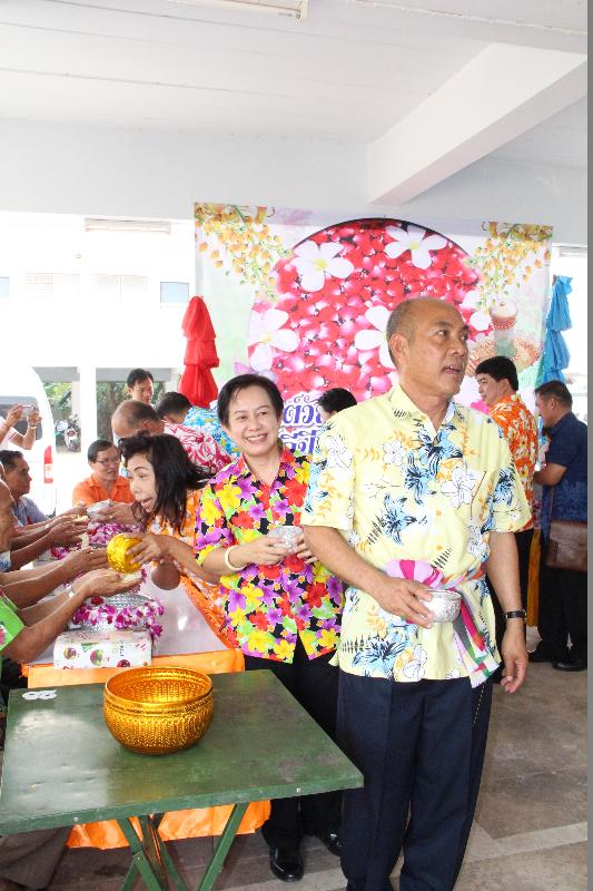 ภาพถ่าย ใช้ปุ่มลูกศร ซ้าย หรือ ขวา เลื่อนภาพถ่าย หรือปุ่มสามเหลี่ยมฉายภาพอัตโนมัติ  ถ้าต้องการบันทึกภาพ ใช้เมาส์คลิกขวาเลือกหัวข้อ  เป็นรูปภาพเป็น.. หรือ save as.. แสดงเต็มจอภาพ กุดปุ่ม F11 