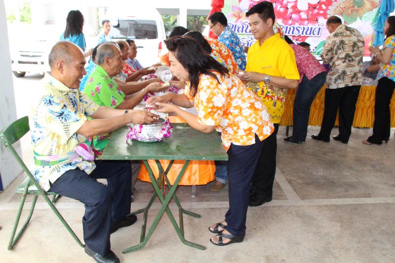 ภาพถ่าย ใช้ปุ่มลูกศร ซ้าย หรือ ขวา เลื่อนภาพถ่าย หรือปุ่มสามเหลี่ยมฉายภาพอัตโนมัติ  ถ้าต้องการบันทึกภาพ ใช้เมาส์คลิกขวาเลือกหัวข้อ  เป็นรูปภาพเป็น.. หรือ save as.. แสดงเต็มจอภาพ กุดปุ่ม F11 