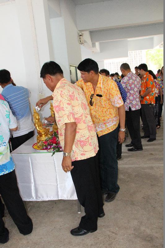 ภาพถ่าย ใช้ปุ่มลูกศร ซ้าย หรือ ขวา เลื่อนภาพถ่าย หรือปุ่มสามเหลี่ยมฉายภาพอัตโนมัติ  ถ้าต้องการบันทึกภาพ ใช้เมาส์คลิกขวาเลือกหัวข้อ  เป็นรูปภาพเป็น.. หรือ save as.. แสดงเต็มจอภาพ กุดปุ่ม F11 