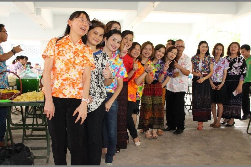 ภาพถ่าย ใช้ปุ่มลูกศร ซ้าย หรือ ขวา เลื่อนภาพถ่าย หรือปุ่มสามเหลี่ยมฉายภาพอัตโนมัติ  ถ้าต้องการบันทึกภาพ ใช้เมาส์คลิกขวาเลือกหัวข้อ  เป็นรูปภาพเป็น.. หรือ save as.. แสดงเต็มจอภาพ กุดปุ่ม F11 