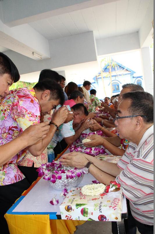 ภาพถ่าย ใช้ปุ่มลูกศร ซ้าย หรือ ขวา เลื่อนภาพถ่าย หรือปุ่มสามเหลี่ยมฉายภาพอัตโนมัติ  ถ้าต้องการบันทึกภาพ ใช้เมาส์คลิกขวาเลือกหัวข้อ  เป็นรูปภาพเป็น.. หรือ save as.. แสดงเต็มจอภาพ กุดปุ่ม F11 