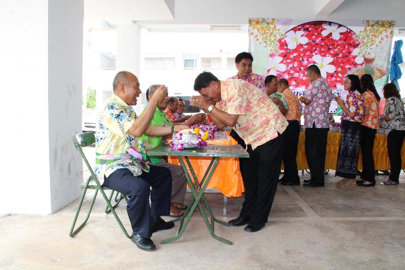 ภาพถ่าย ใช้ปุ่มลูกศร ซ้าย หรือ ขวา เลื่อนภาพถ่าย หรือปุ่มสามเหลี่ยมฉายภาพอัตโนมัติ  ถ้าต้องการบันทึกภาพ ใช้เมาส์คลิกขวาเลือกหัวข้อ  เป็นรูปภาพเป็น.. หรือ save as.. แสดงเต็มจอภาพ กุดปุ่ม F11 